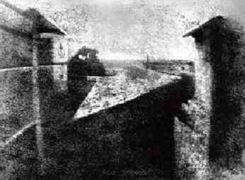 A história da fotografia teve início com Joseph Niépce, em1826. Ele fotografou o telhado das casas vizinhas à sua.