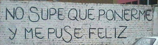 Texto em Espanhol escrito em muro branco: “No supe qué ponerme y me puse feliz” — questão de Espanhol do Enem 2016.