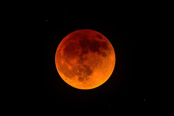 Lua de sangue, um dos fenômenos que alteram a coloração da Lua.