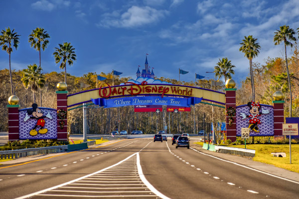 Arco na estrada do parque temático Walt Disney World, na Flórida.