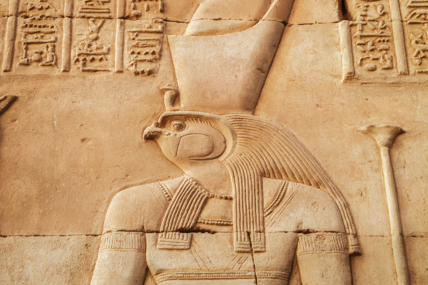 Antiga representação de Hórus no Templo de Kom Ombo, no Egito.