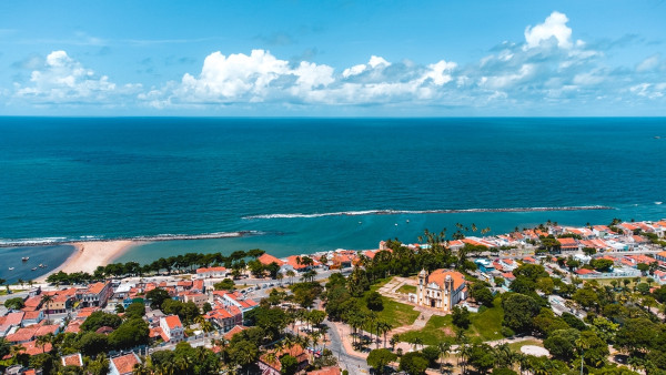 Vista do litoral de Pernambuco, em alusão ao clima da região Nordeste.