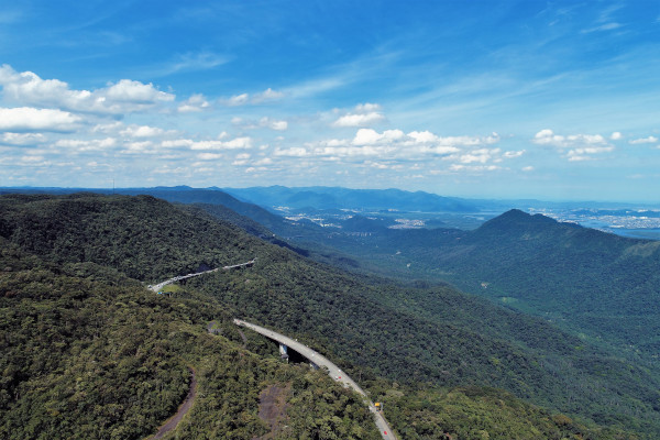 Vista panorâmica da Serra do Mar, em alusão ao clima da região Sudeste.