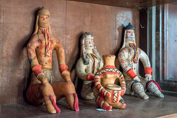 Bonecos produzidos pelos povos indígenas, uma das formas de arte do Centro-Oeste.