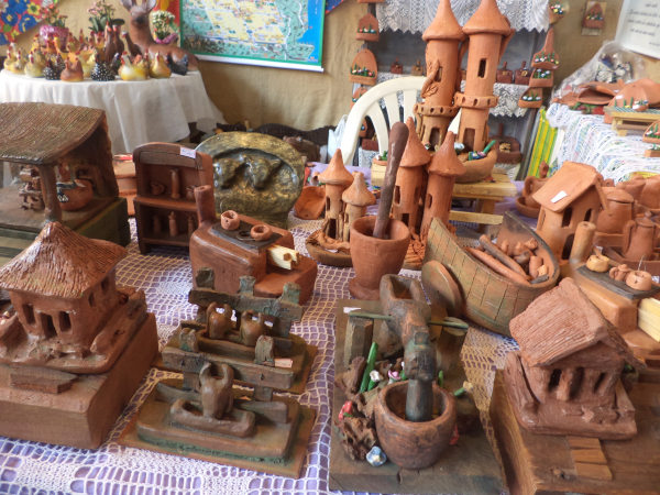Peças artesanais expostas na Feira Cultural Regional do Estado de São Paulo, materiais que fazem parte da cultura do Sudeste.