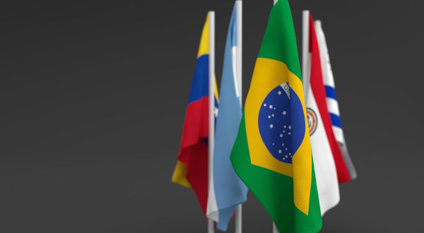 Bandeiras dos países integrantes do Mercosul.