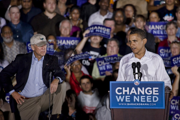  Joe Biden ao lado de Barack Obama, que discursa na campanha presidencial de 2008.[3]