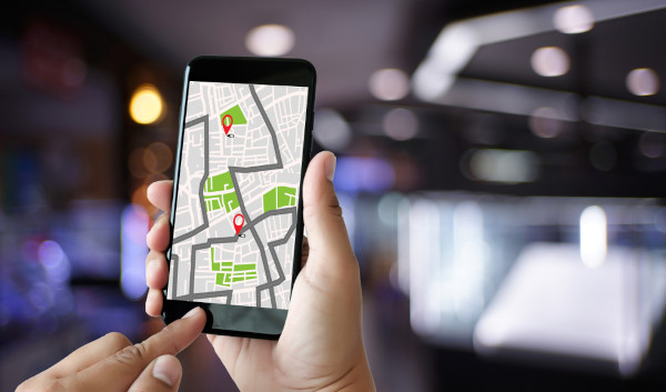 Pessoa utilizando o GPS — Sistema de Posicionamento Global no celular (smartphone).