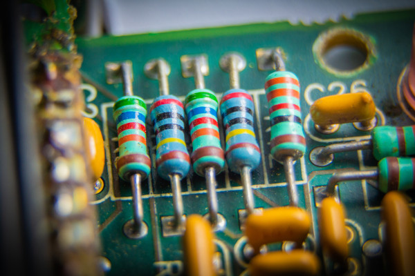 Resistores elétricos, dispositivos que apresentam a propriedade de resistência elétrica, em um circuito elétrico.