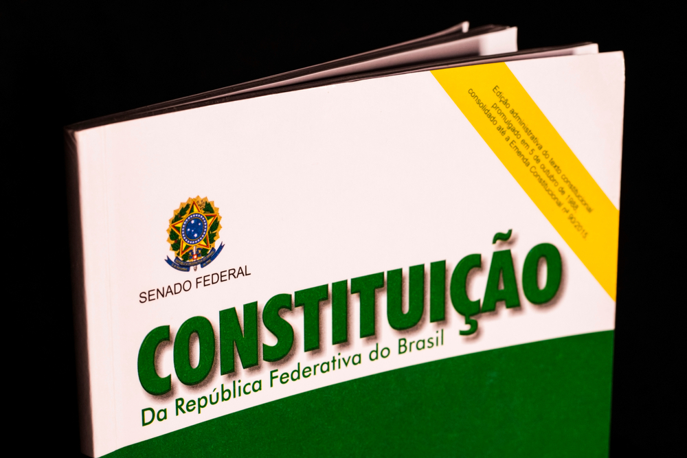foto da constituição com fundo preto
