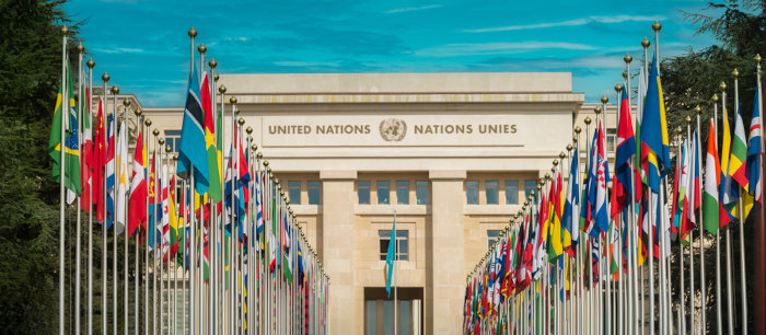Fachada do prédio da ONU (Organização das Nações Unidas), com as bandeiras dos 193 países que dela participam.