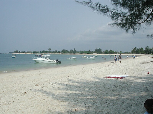 Turistas na praia de Pointe Denis, no Gabão.
