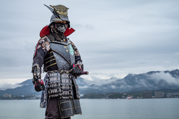 Homem vestido com armadura de samurai no santuário de Itsukushima, no Japão.