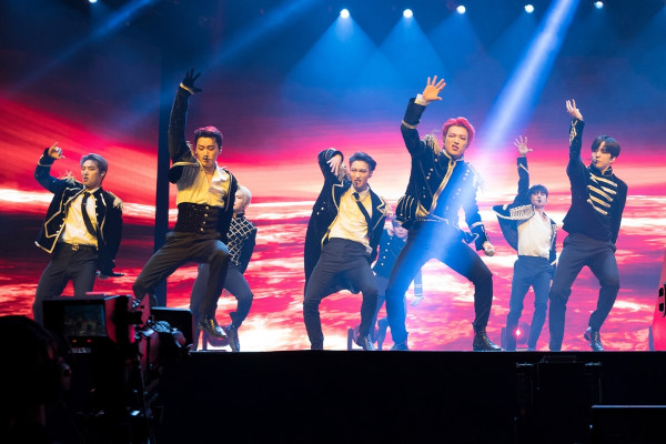 O grupo masculino de Kpop ATEEZ fazendo um show em Los Angeles, a cidade que concentra os estúdios de Hollywood.[2]