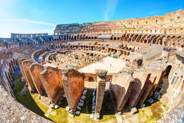 Vista do interior do Coliseu, principal ponto turístico de Roma. [1]