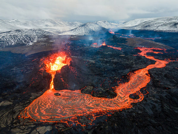 Lava, que no interior do vulcão se chama magma, escorrendo após uma erupção vulcânica.