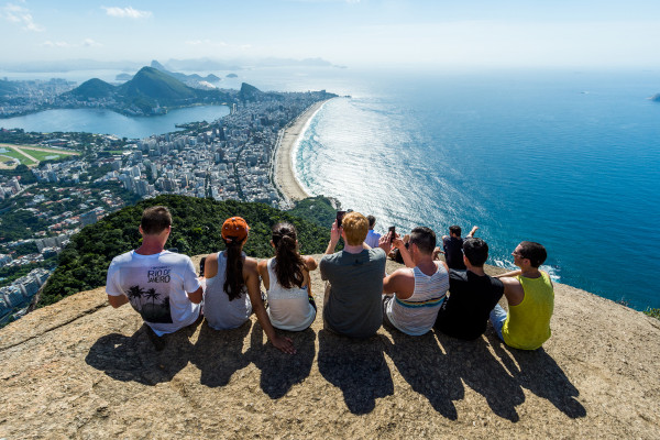 Grupo de amigos no Morro Dois Irmãos, no Rio de Janeiro.