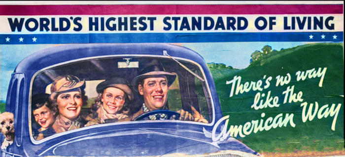 Família feliz em um carro, em propaganda do american way of life.