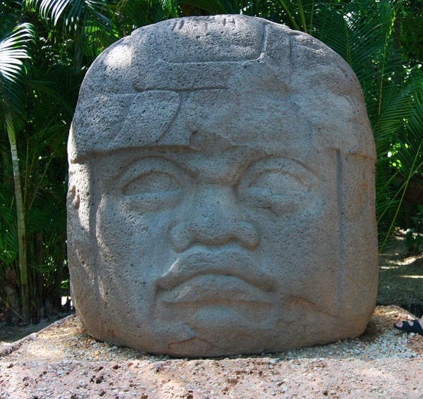 A escultura olmeca em La Venta é um exemplo de arte pré-colombiana, um dos períodos da história da arte.