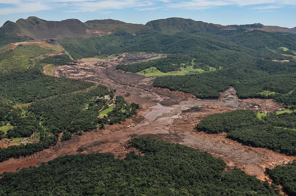 Bombeiros na região do rompimento da barragem de Brumadinho, um dos maiores desastres ambientais da história do Brasil.