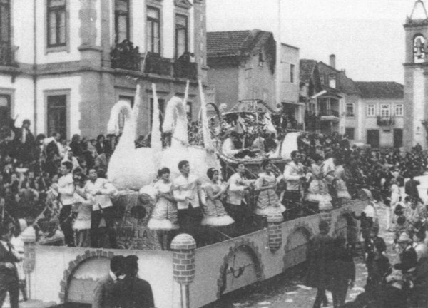 Carro alegórico de um Carnaval dos anos 1960, um exemplo de uso de alegoria e adereços.