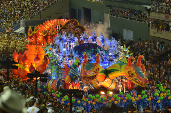 Carro alegórico da escola de samba Unidos de Vila Isabel no Carnaval de 2013, um exemplo de uso de alegoria e adereços.