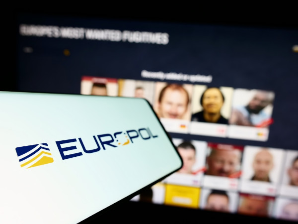 Logotipo da Europol, agência de combate ao crime organizado, em tela de celular.