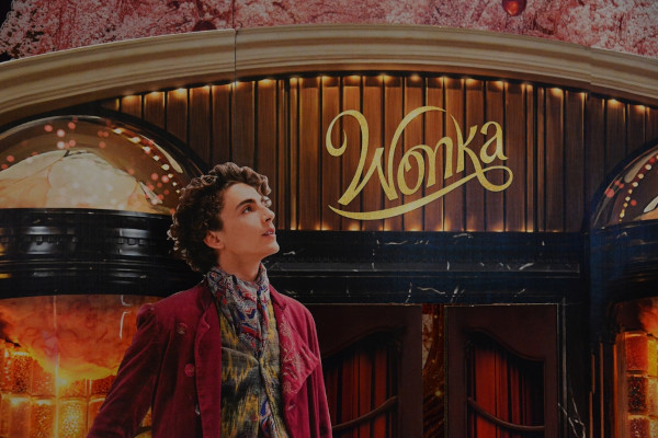 Willy Wonka, personagem de A Fantástica Fábrica de Chocolates, um filme infantil para assistir nas férias escolares.