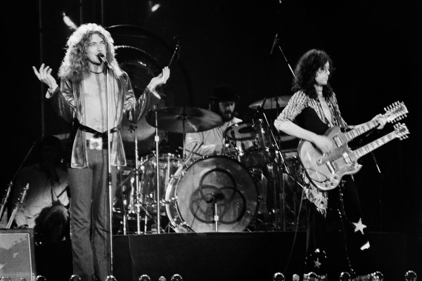 Led Zeppelin, um dos principais grupos de rock da Inglaterra, no palco em um show.