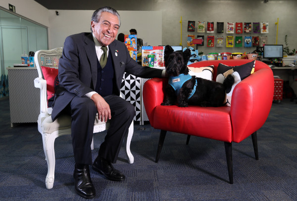 Mauricio de Sousa, autor e desenhista conhecido pelas histórias em quadrinhos “Turma da Mônica”, e seu cãozinho Bidu.