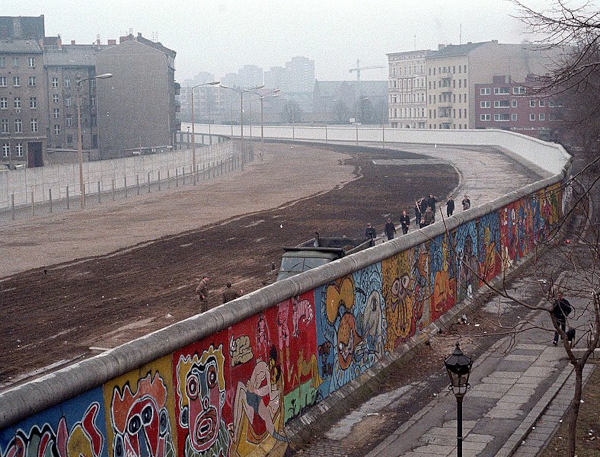 Muro de Berlim, símbolo da Guerra Fria, acontecimento que teve grande impacto na política internacional dos anos 70.