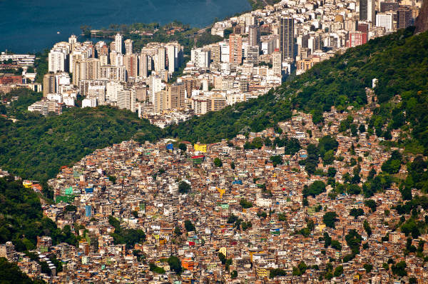 Na paisagem do Rio de Janeiro, o contraste entre favelas e grandes edifícios, um reflexo da desigualdade social no Brasil.