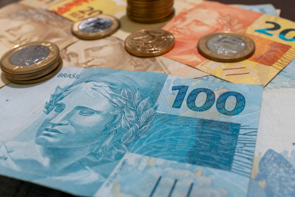 Notas e moedas de real em alusão ao salário mínimo do Brasil, que atualmente possui o valor de R$ 1412.