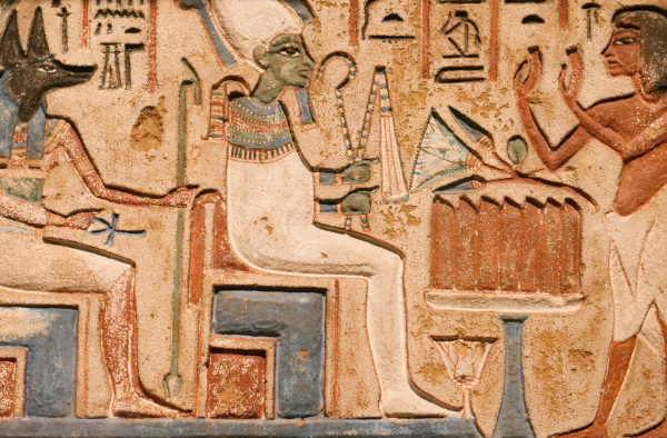 Anúbis (à esquerda) e Osíris (no centro) representados em uma pintura egípcia. 