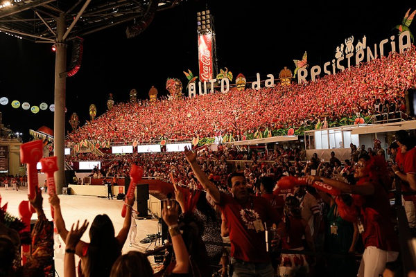 Torcida vermelha, a torcida organizada do Boi Garantido, um dos componentes do Festival de Parintins.