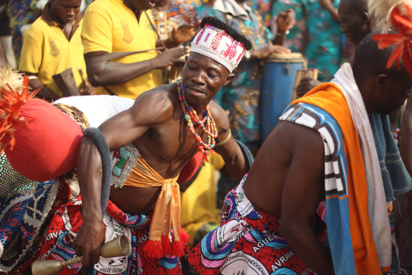 Homens dançando no Carnaval no Benim, na cidade de Porto Novo, na África, uma das comemorações de Carnaval no mundo.