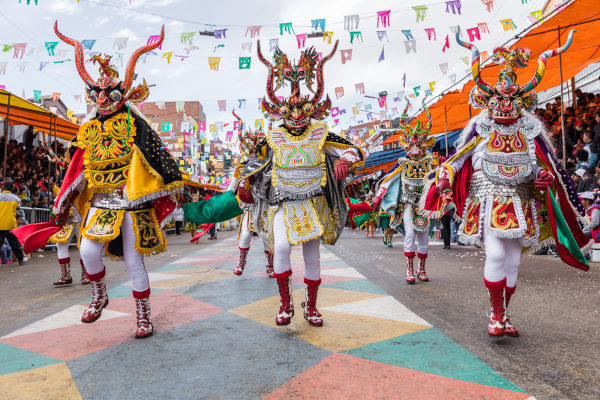 Pessoas fantasiadas durante o Carnaval de Oruro, na Bolívia, na América, uma das comemorações de Carnaval no mundo.