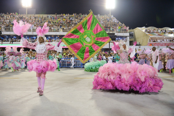 Mestre-sala e porta-bandeira da Mangueira em desfile de Carnaval no Brasil.