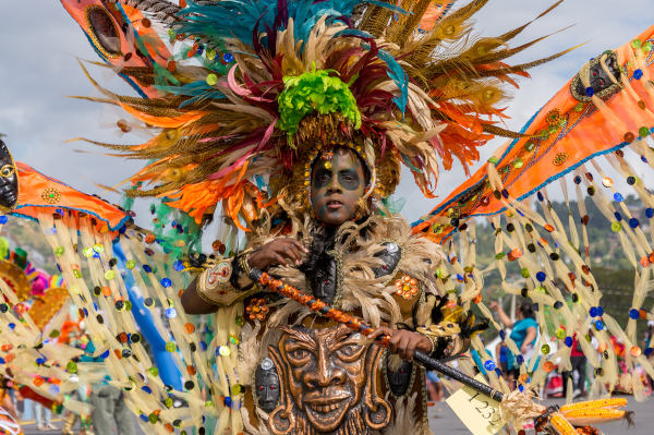 Homem fantasiado no Carnaval de Port of Spain, em Trinidad e Tobago, uma das comemorações de Carnaval do mundo.