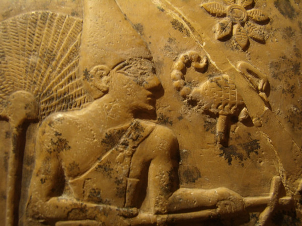 Rei Escorpião ao lado de um escorpião e de uma flor de sete pétalas, considerados os mais antigos hieróglifos descobertos. [1]