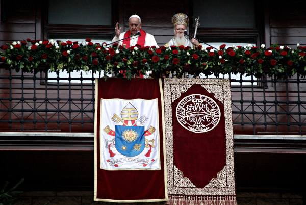 O papa Francisco e o patriarca ecumênico da Igreja Ortodoxa.