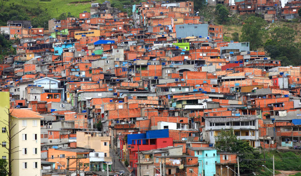 Vista de uma favela de São Paulo em texto sobre o PCC.