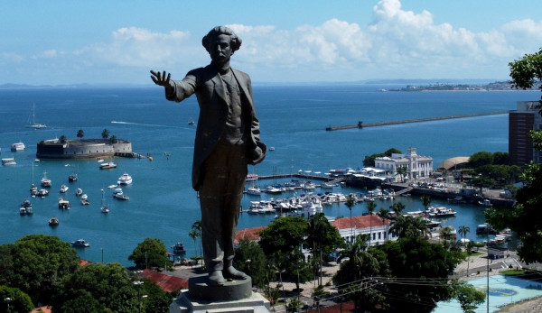Estátua do poeta baiano Castro Alves, principal nome da terceira geração do Romantismo no Brasil.