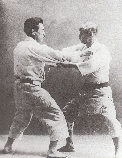 Foto em preto e branco de Jikoro Kano e Kyuzo Mifune em luta de judô. 