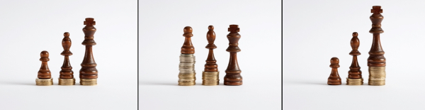 Três peças de xadrez sobre moedas ilustrando desigualdades em texto sobre justiça social.