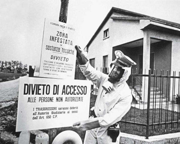 Aviso de área contaminada por dioxina na cidade de Seveso, na Itália, em 1976, um dos maiores desastres ambientais no mundo.