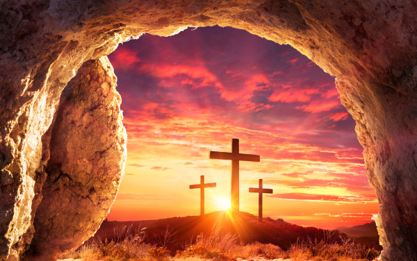 Três cruzes em frente a um pôr do Sol e vistas da perspectiva interna de uma caverna, em referência à ressurreição de Cristo.
