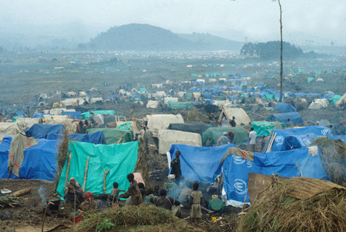 Campo de refugiados em Kimbumba, ao leste de Zaire (atual Congo), logo após o genocídio em Ruanda.