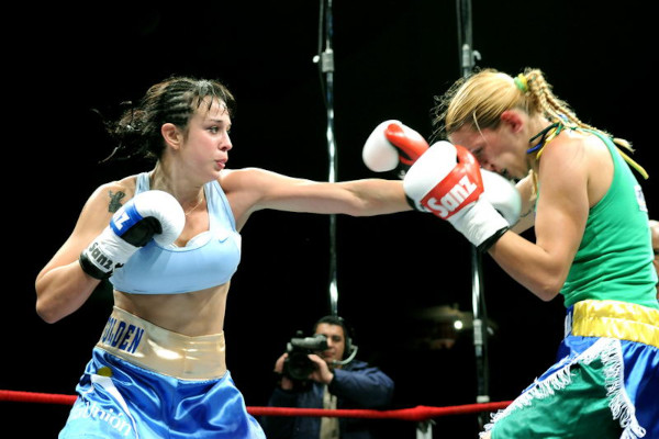 Duas mulheres lutando boxe.