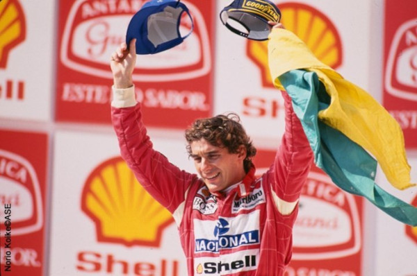 Fotografia de Ayrton Senna comemorando uma vitória.
